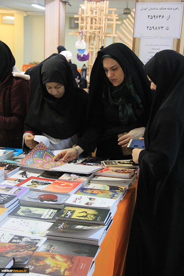 بازدید رییس دانشکده از نمایشگاه نوروزی 16