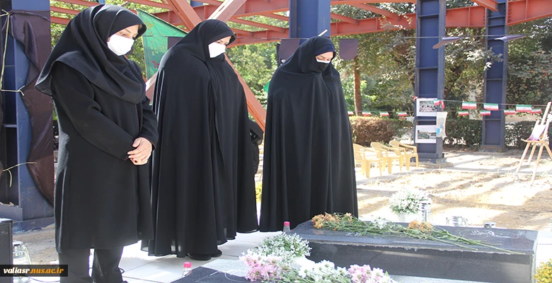 همزمان با اربعین حسینی و هفته دفاع مقدس  آیین تجدید میثاق با شهدا با رعایت پروتکل های بهداشتی در دانشکده برگزار شد . 6