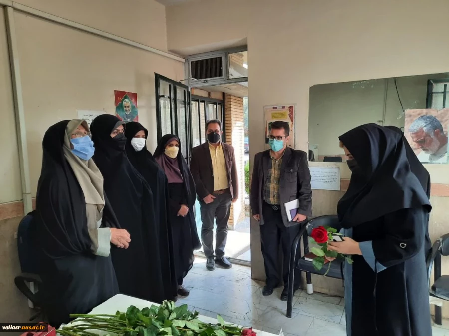 همزمان با شروع کلاسهای حضوری ازاساتید ودانشجویان با اهدای گل استقبال شد. 3