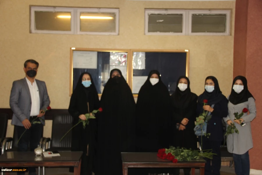 همزمان با شروع کلاسهای حضوری ازاساتید ودانشجویان با اهدای گل استقبال شد. 4