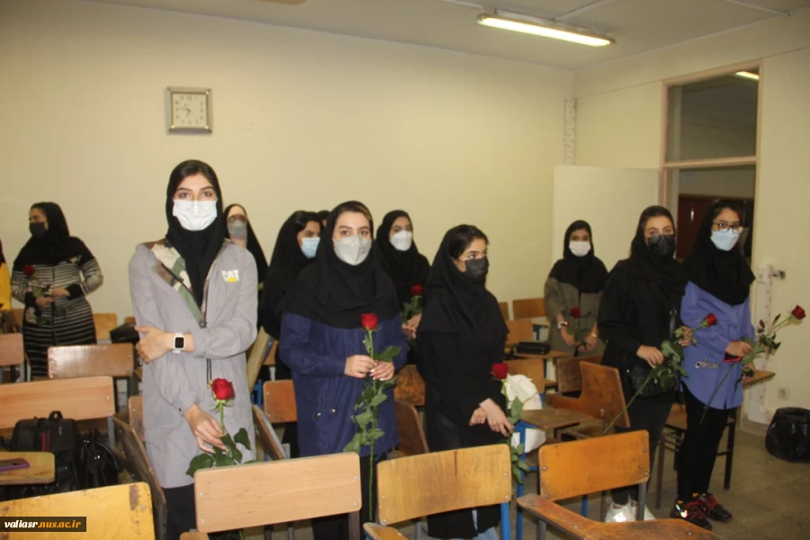همزمان با شروع کلاسهای حضوری ازاساتید ودانشجویان با اهدای گل استقبال شد. 5
