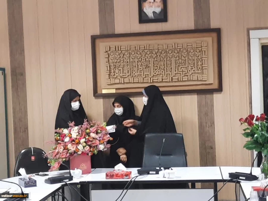 از پدر گر قالب تن یافتیم از معلم جان روشن یافتیم 3