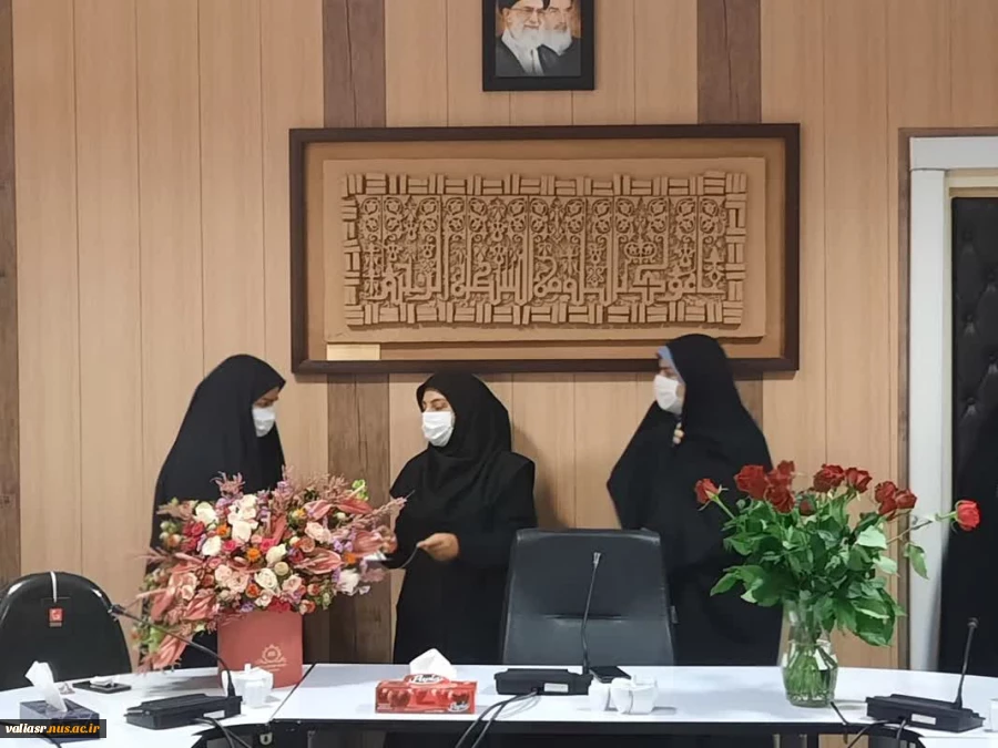 از پدر گر قالب تن یافتیم از معلم جان روشن یافتیم 4