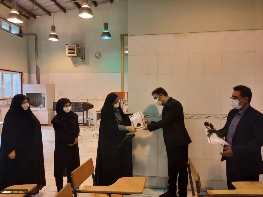 از پدر گر قالب تن یافتیم از معلم جان روشن یافتیم 10