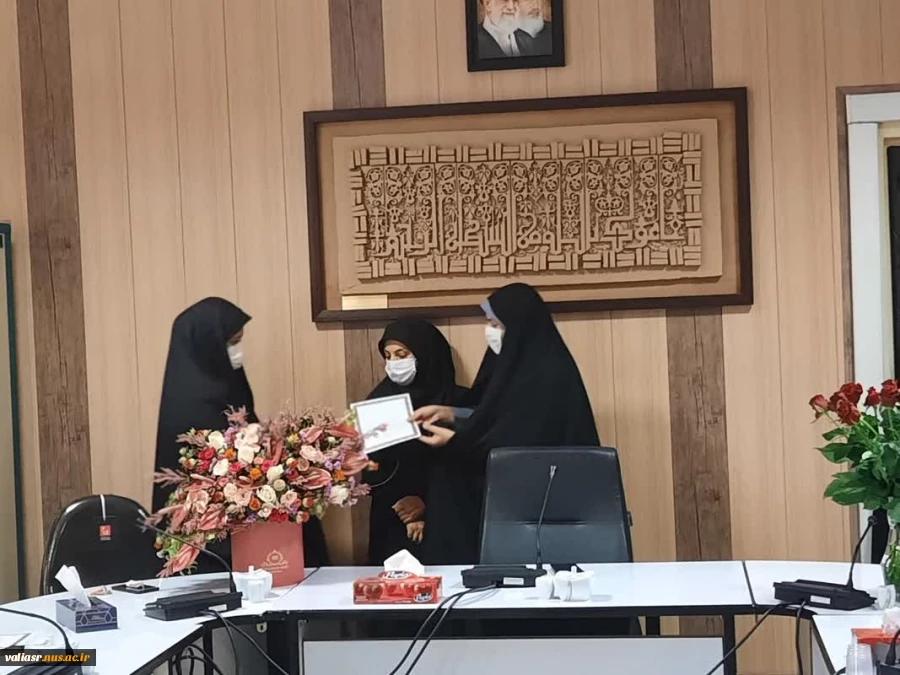 از پدر گر قالب تن یافتیم از معلم جان روشن یافتیم 13