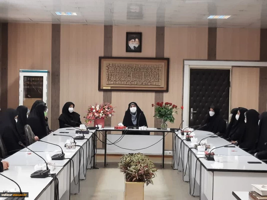 از پدر گر قالب تن یافتیم از معلم جان روشن یافتیم 16