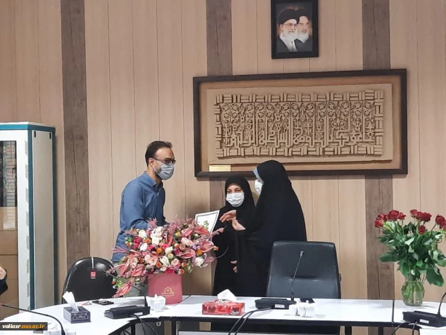 از پدر گر قالب تن یافتیم از معلم جان روشن یافتیم 19