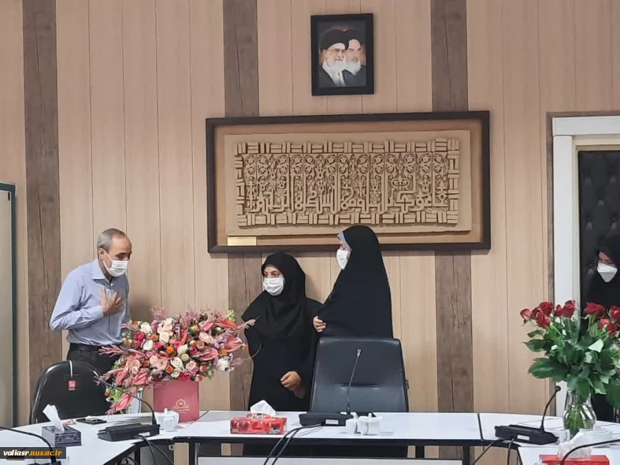 از پدر گر قالب تن یافتیم از معلم جان روشن یافتیم 20