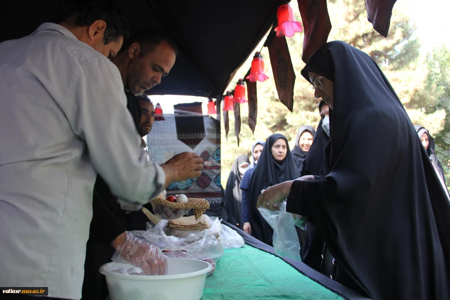 همزمان با جلسه شورای اداری، تجدید میثاق با شهدای گمنام در هفته دفاع مقدس برگزار شد. 4