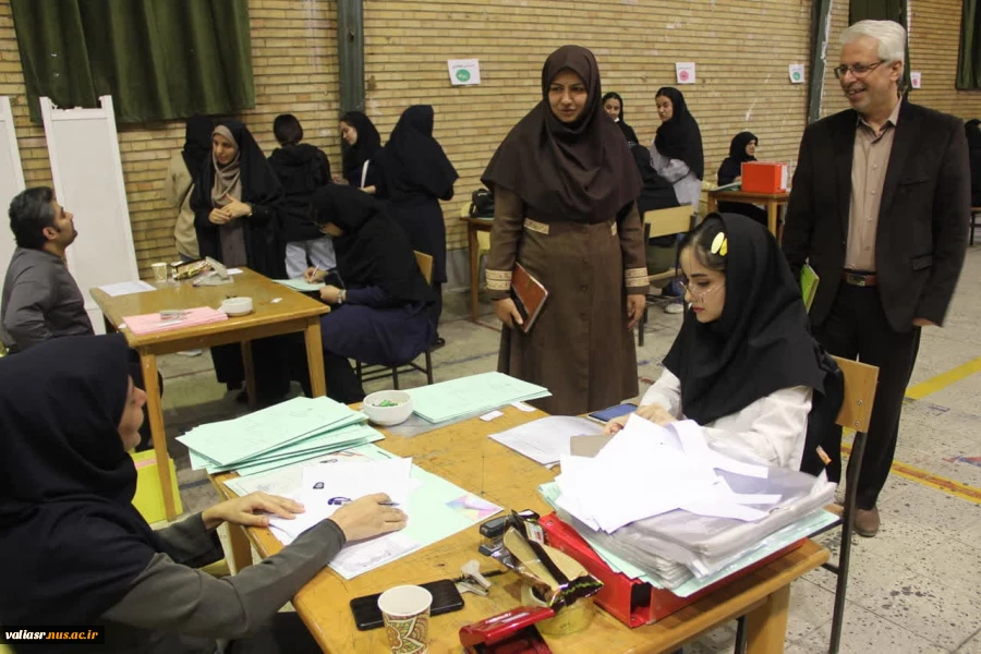 بازدید رئیس دانشکده از روند ثبت‌نام دانشجویان جدیدالورود 15