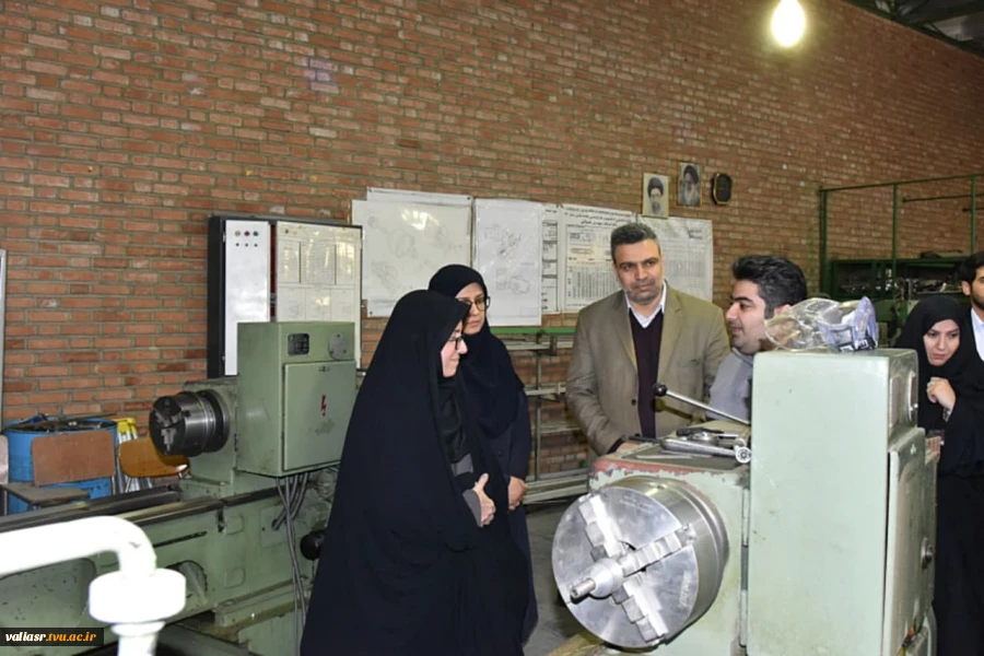 بازدید خانم دکتر حق‌جوی جوانمرد، رئیس مرکز توسعه فناوری‌های راهبردی معاونت علمی، فناوری و اقتصاد دانش‌بنیان ریاست جمهوری و دکتر محمدعلی‌نژاد، معاون فناوری و نوآوری وزیر علوم از کارگاه‌ها، تجهیزات و امکانات آموزشی دانشکده فنی و حرفه‌ای ولی عصر (عج) 5