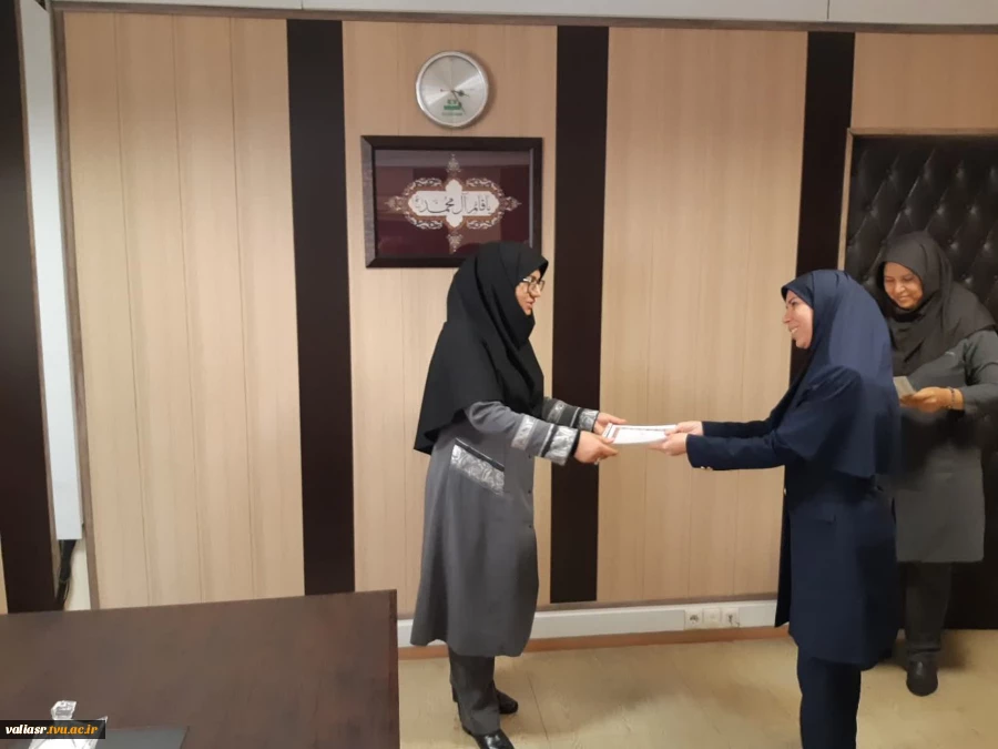 تقدیر ازکارکنان حوزه ریاست و روابط عمومی  بمناسبت روز ارتباطات و روابط عمومی 15