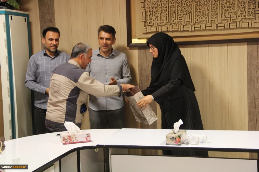 تقدیر از زحمات پرسنل خدماتی دانشکده ولی عصر(عج) به مناسبت روز کارگر 8