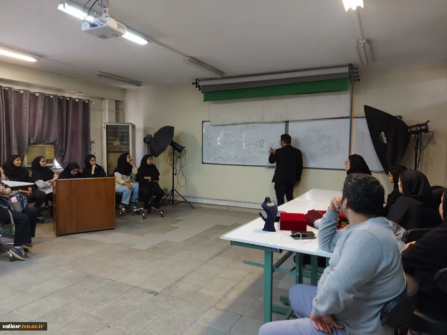 کارگاه آموزشی " عکاسی تخصصی از زیورآلات و مصنوعات فلزی" در دانشکده ولی عصر(عج) برگزارشد 2