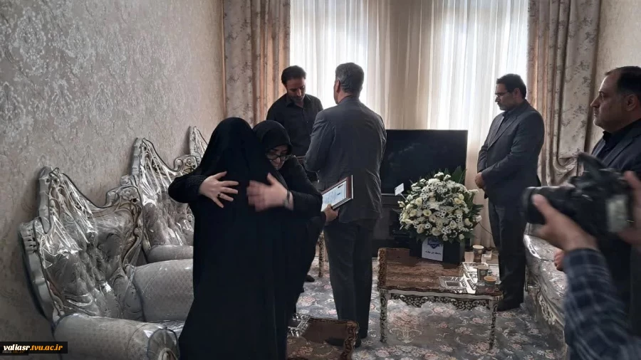 دیدار سخنگوی دولت و رئیس دانشگاه ملی مهارت با خانواده شهید زهرا چوبینی 8