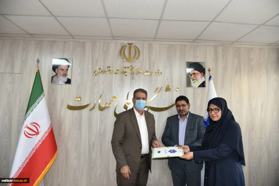 تقدیر از رئیس دانشکده ملی مهارت ولی عصر(عج) به عنوان متولی برپایی غرفه  دانشگاه ملی مهارت در نمایشگاه عکس و  آثار هنری دانشجویی فیروزه وزارت علوم تحقیقات و فناوری 2