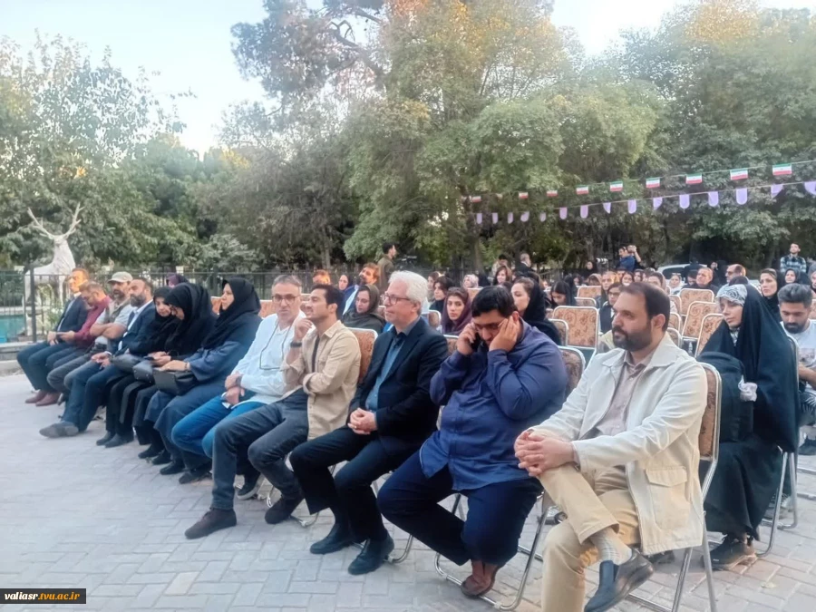حضور جمعی از کارکنان و دانشجویان دانشکده ولی عصر(عج)  در مراسم افتتاحیه نمایشگاه آثار، دستاوردها و موفقیت های هنرمندان  به مناسبت روز جهانی شهر در کوشک امیرسلیمانی 3