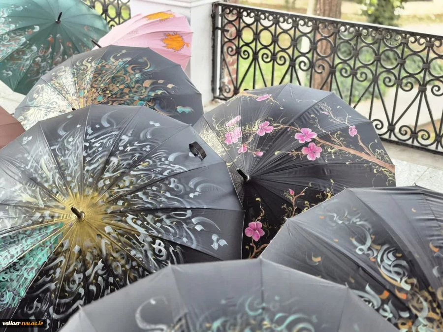 حضور جمعی از کارکنان و دانشجویان دانشکده ولی عصر(عج)  در مراسم افتتاحیه نمایشگاه آثار، دستاوردها و موفقیت های هنرمندان  به مناسبت روز جهانی شهر در کوشک امیرسلیمانی 4