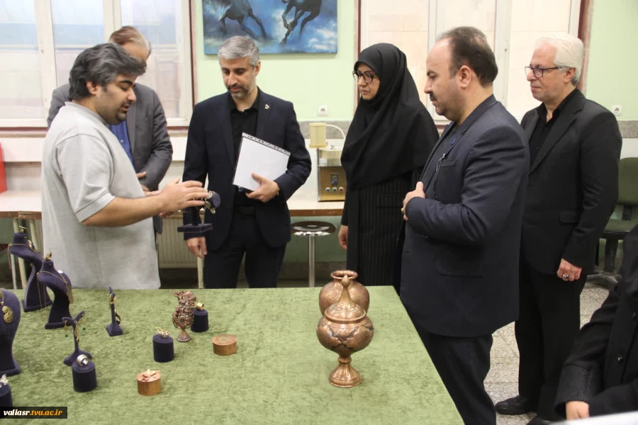 بازدید دکتر مهدی دهمرده معاون پژوهش فناوری و نوآوری و اقتصاد دانش بنیان شورای عالی انقلاب فرهنگی به همراه دکتر مهرداد احمدی ، معاون پژوهش و فناوری دانشگاه ملی مهارت از دانشکده ولی عصر(عج) 3