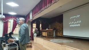 سمینار هوش مصنوعی و کارآفرینی انفرادی (solopreneur) در دانشکده ولی عصر(عج) برگزار گردید. 2