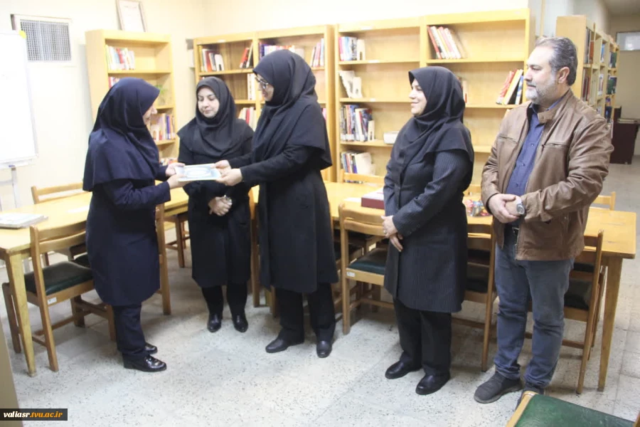 تقدیر ازکارکنان واحد کتابخانه بمناسبت روزکتاب، کتابخوانی و کتابدار 3