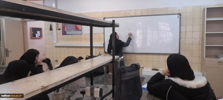 کارگاه " محلول سازی " ویژه دانشجویان رشته صنایع شیمیایی در دانشکده ولی عصر(عج) برگزار شد 2