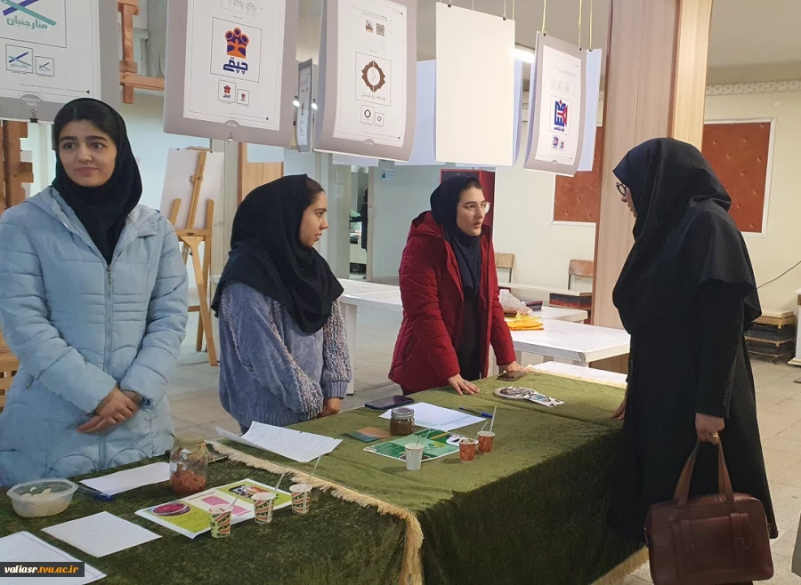 برگزاری نمایشگاه آثار پژوهشی و محصولات تولیدی  گروه صنایع غذایی در ساختمان آموزش دانشکده ولی عصر (عج) 2