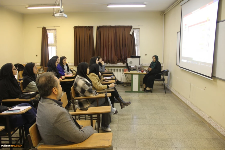 سمینار "بررسی جایگاه اثر هنرمند و مخاطب در آثار" در دانشکده ولی عصر(عج) برگزار شد. 2