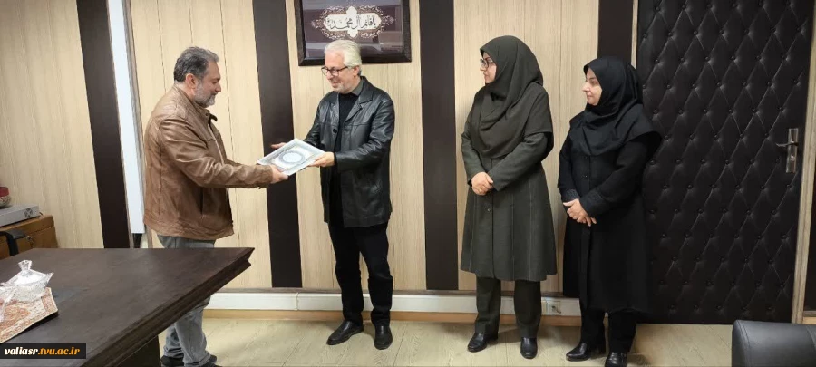 تقدیر از مسئول واحد پژوهش به مناسبت گرامیداشت هفته پژوهش و فناوری در دانشکده ولی عصر (عج) 2