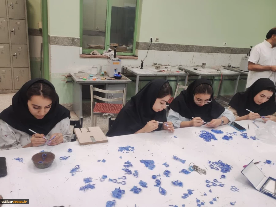 برگزاری کلاسهای عملی رشته طلا و جواهر در دانشکده ملی مهارت ولی عصر (عج) 7